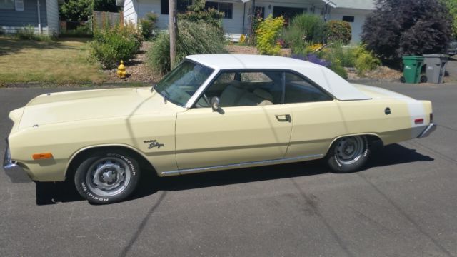 1974-Dodge-Dart-Hard-Top-Vinyl-W-Painted-White-Strip V8 - 318 1974 Dodge Dart Swinger