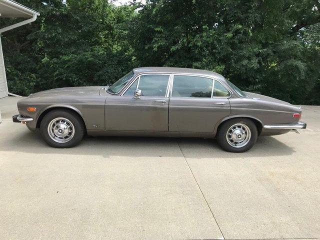 1974 Jaguar XJ12 Power Locks, Power Windows - photo 2