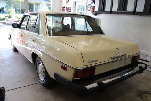 1974 Mercedes-Benz 200-Series 230 - photo 4