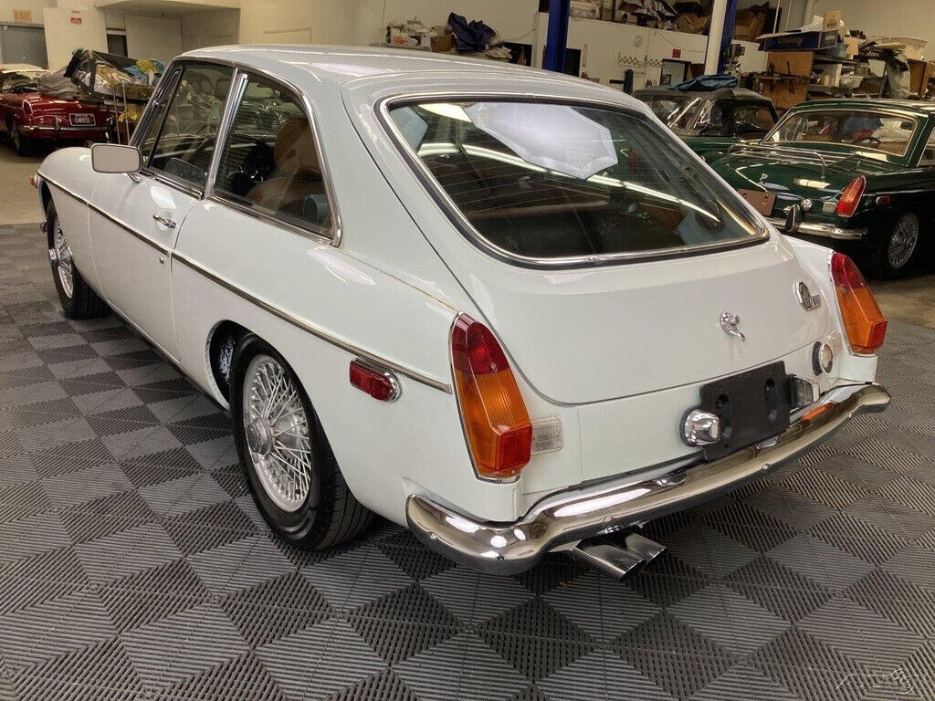 1974 MG MGB 1974 MGB GT. GLACIER WHITE, AUTUMN LEAF TRIM. 4-SPEED OVERDRIVE - photo 10