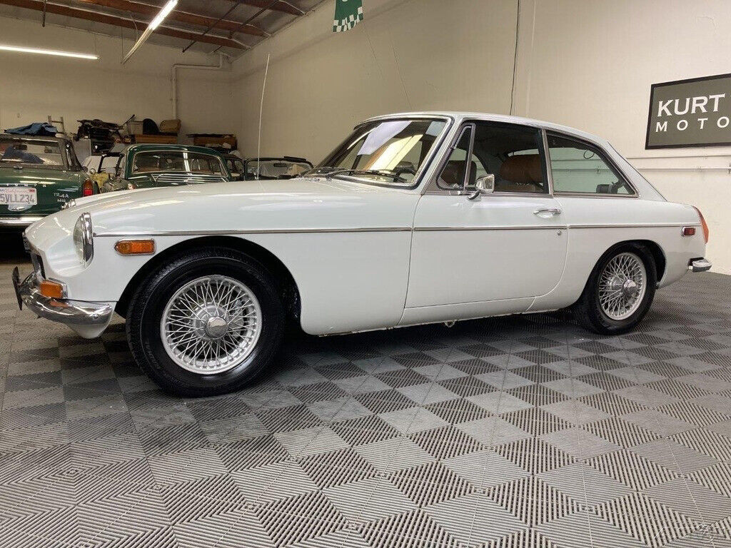 1974 MG MGB 1974 MGB GT. GLACIER WHITE, AUTUMN LEAF TRIM. 4-SPEED OVERDRIVE - photo 11