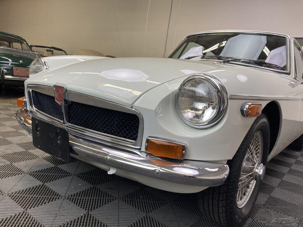 1974 MG MGB 1974 MGB GT. GLACIER WHITE, AUTUMN LEAF TRIM. 4-SPEED OVERDRIVE - photo 12