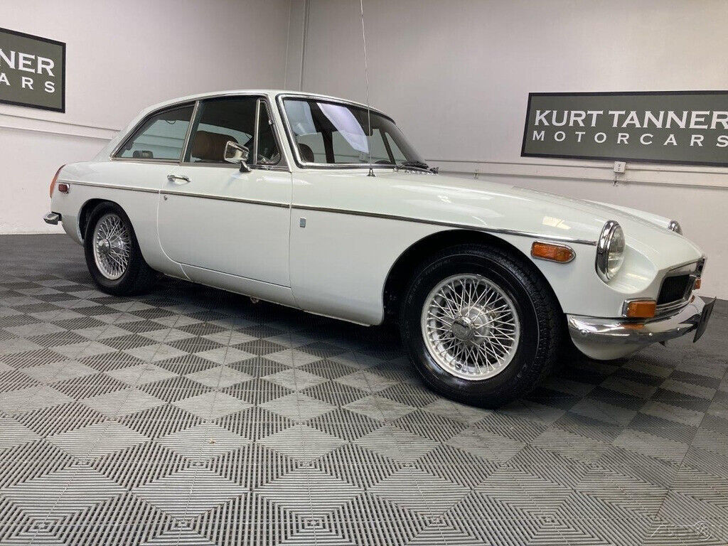 1974 MG MGB 1974 MGB GT. GLACIER WHITE, AUTUMN LEAF TRIM. 4-SPEED OVERDRIVE - photo 7