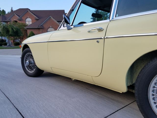 1974 MG MGB GT COUPE - photo 11