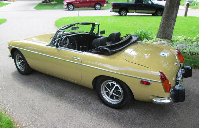 1974 MG MGB Roadster - photo 2
