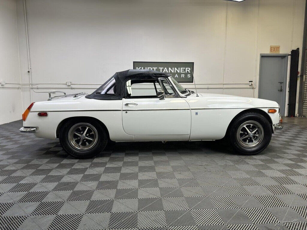 1974 MG MGB 1974 MGB ROADSTER. GLACIER WHITE WITH BLACK TRIM - photo 11