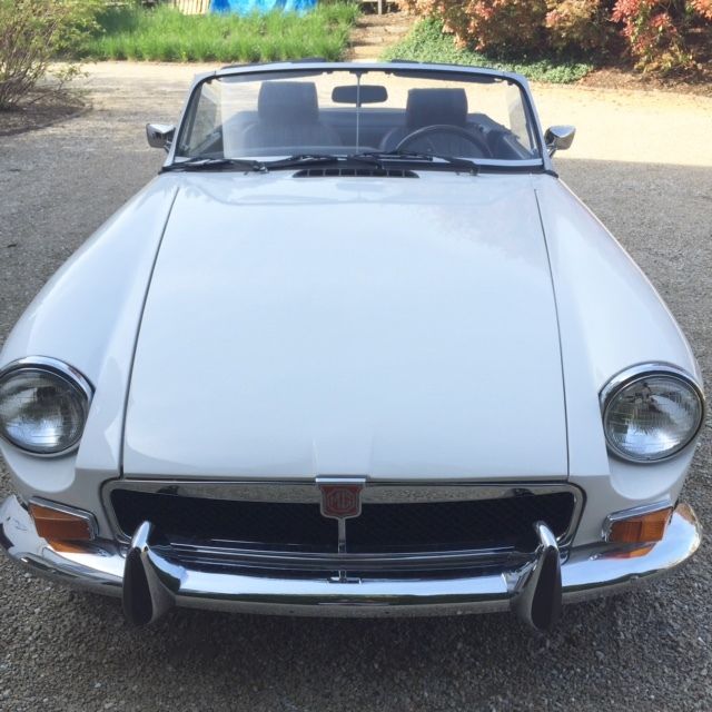 1974 White MG MGB Roadster Convertible w/ Original Chrome Bumpers 1974 MG MGB