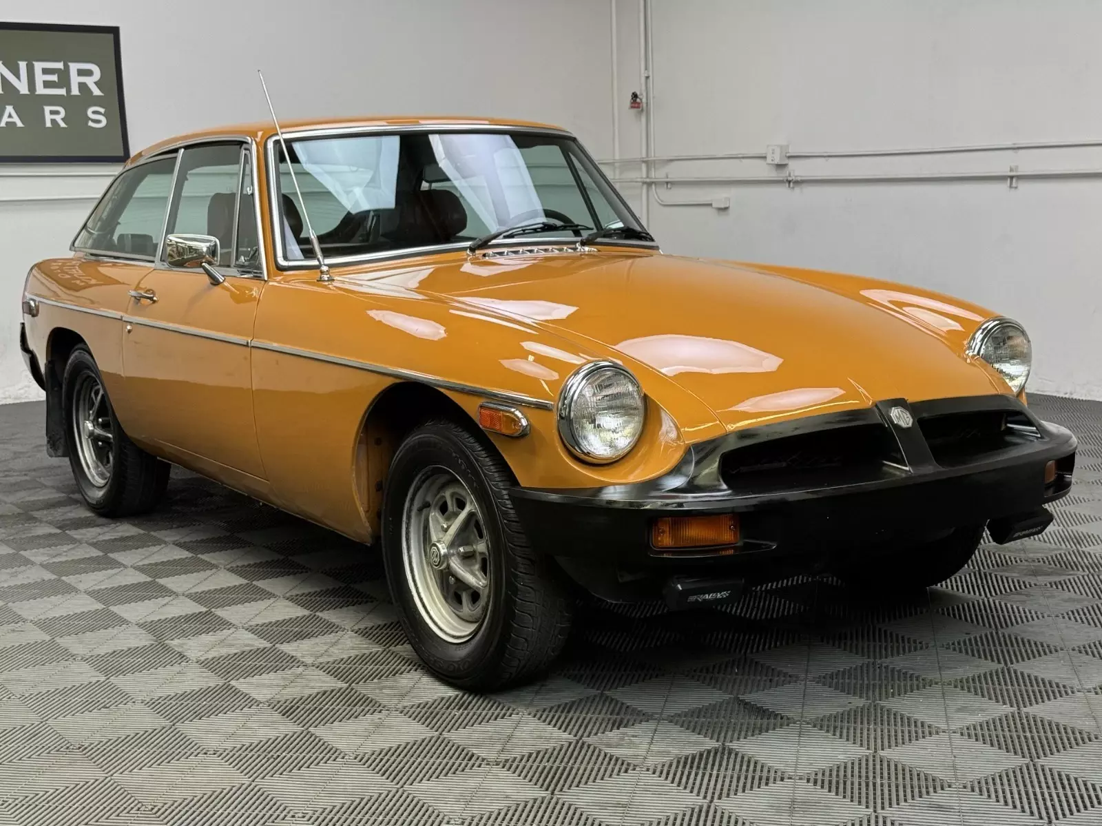 1974.5 MGB GT SPORTS COUPE. BRACKEN WITH AUTUMN LEAF TRIM. 4SPD WITH OVERDRIVE. 1974 MG MGB