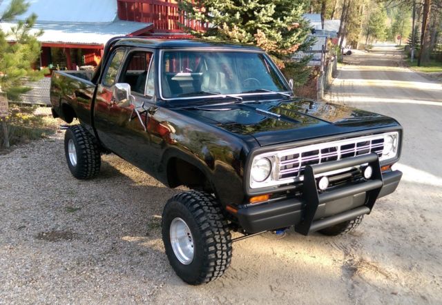 1975 Black Extended Club cab Power Wagon 4x4 Truck 1975 Dodge Power Wagon