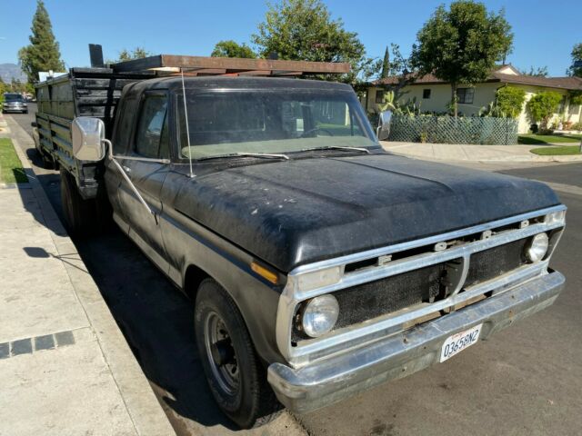 1975 FORD F-350 FLAT BED TRUCK. SUPER CAB. REBUILT 460 CI. ENGINE. AUTO TRANS. 1975 Ford F-350 SUPER CAB