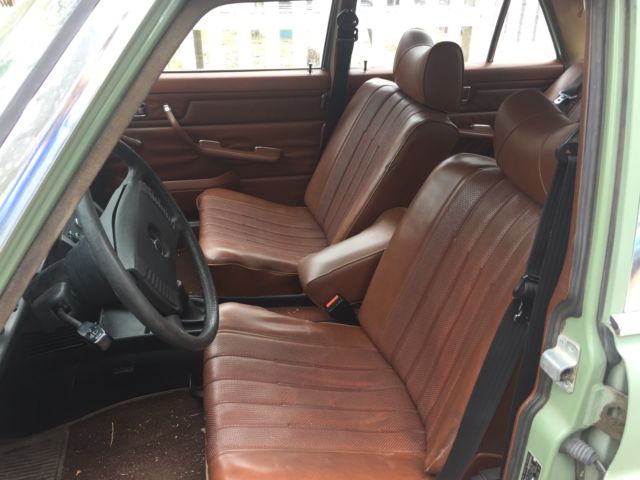 1975 Mercedes-Benz 200-Series - photo 4