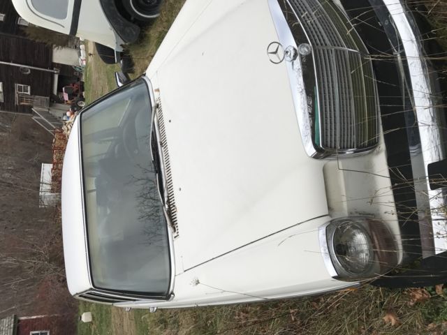 1975 Mercedes-Benz 220d 1975 Mercedes-Benz 200-Series 220d