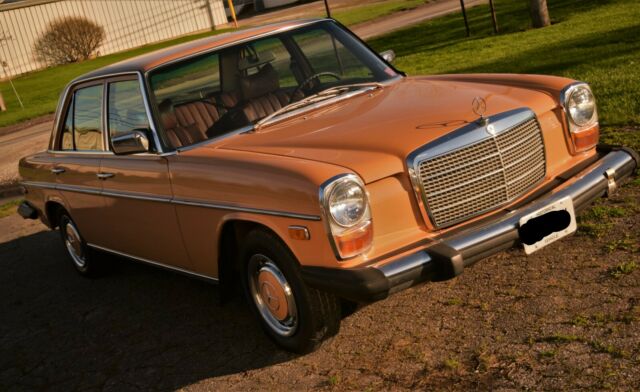 1975 Mercedes Benz 240 D (Diesel) 1975 Mercedes-Benz 200-Series 240 D