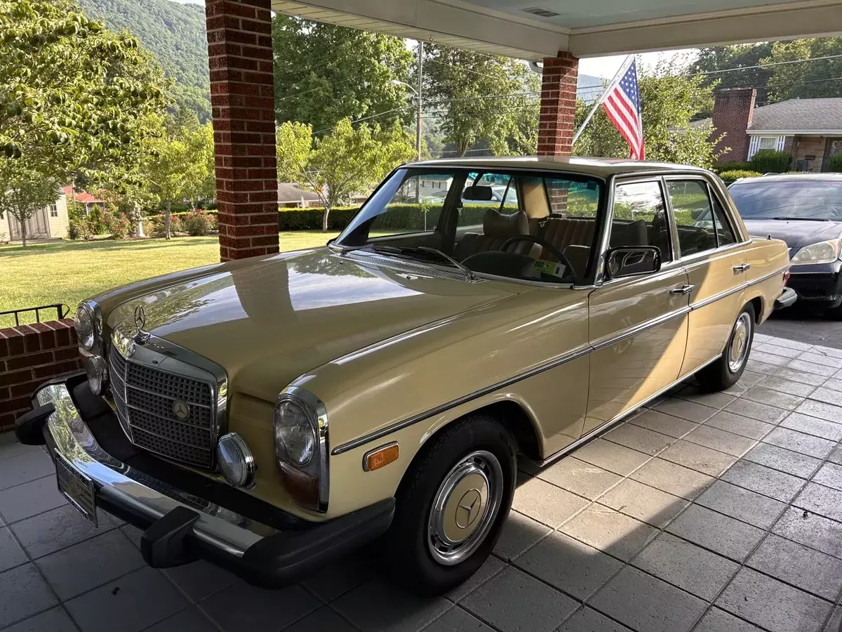 1975 Mercedes-Benz 280 Yellow 1975 Mercedes-Benz 280