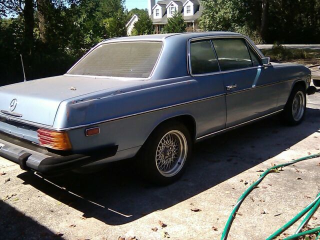 1975 Mercedes-Benz 200-Series - photo 2