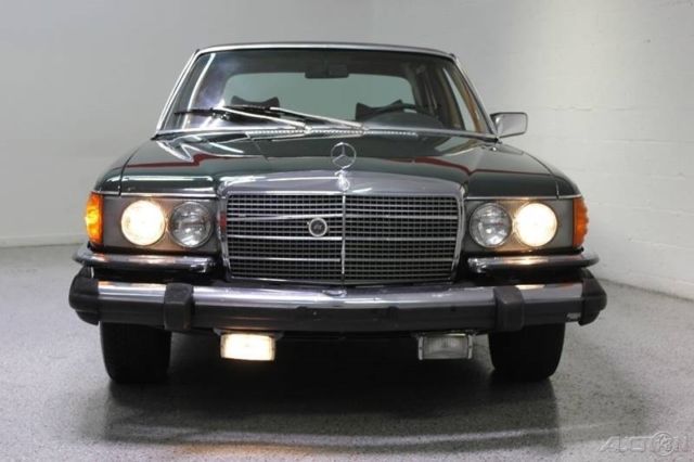 1975 Mercedes-Benz 200-Series - photo 3