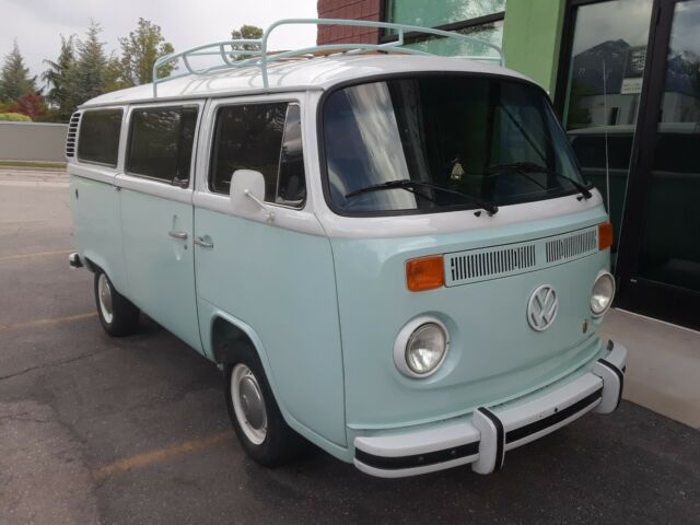 1975 VOLKSWAGEN BUS, BEAUTIFULLY RESTORED AND READY TO CRUISE ANYWHERE YOU WANT! 1975 Volkswagen Bus/Vanagon