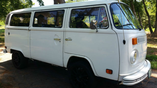 1975 Volkswagen Bus. Type 2 Bay Window. New Motor. Queen Bed. Minimal Rust. 1975 Volkswagen Bus/Vanagon Bay WIndow