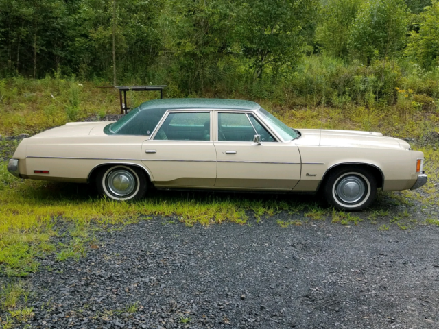 1976 Chrysler Newport 4 Door Sedan - photo 2