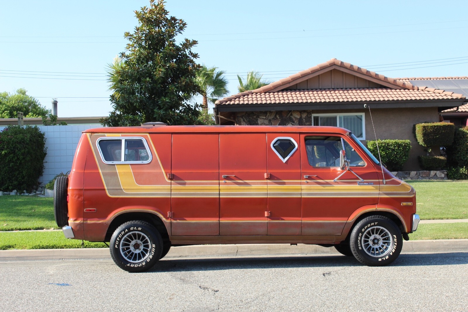 1976 Dodge B200 Van TRADESMAN VINTAGE HIPPIE VAN CUSTOM ORIGINAL B200 V8 - photo 4