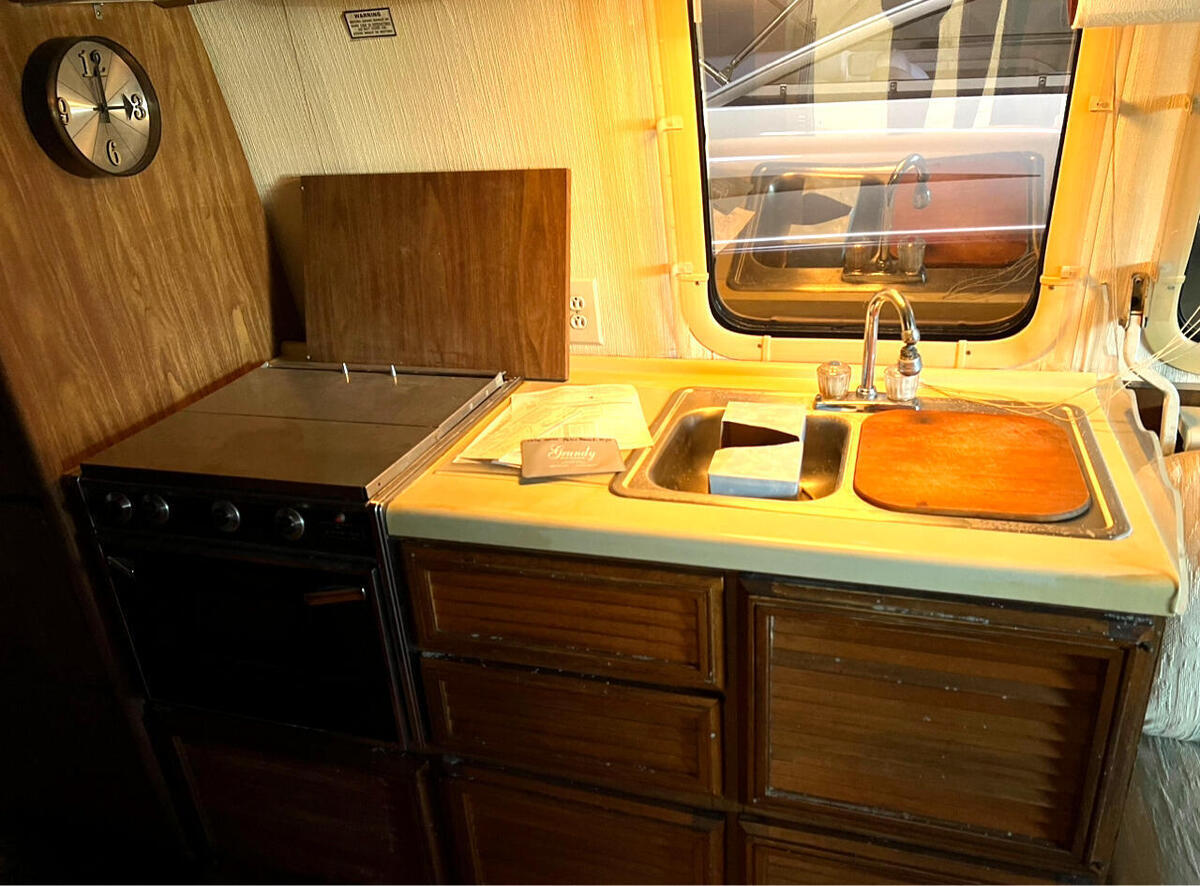 1976 GMC Motorhome - photo 12