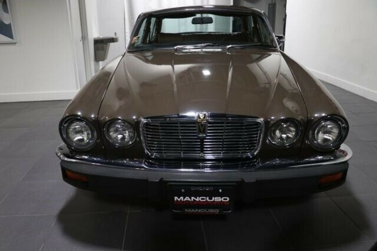 1976 Jaguar XJ12 Sedan, 4D - photo 4
