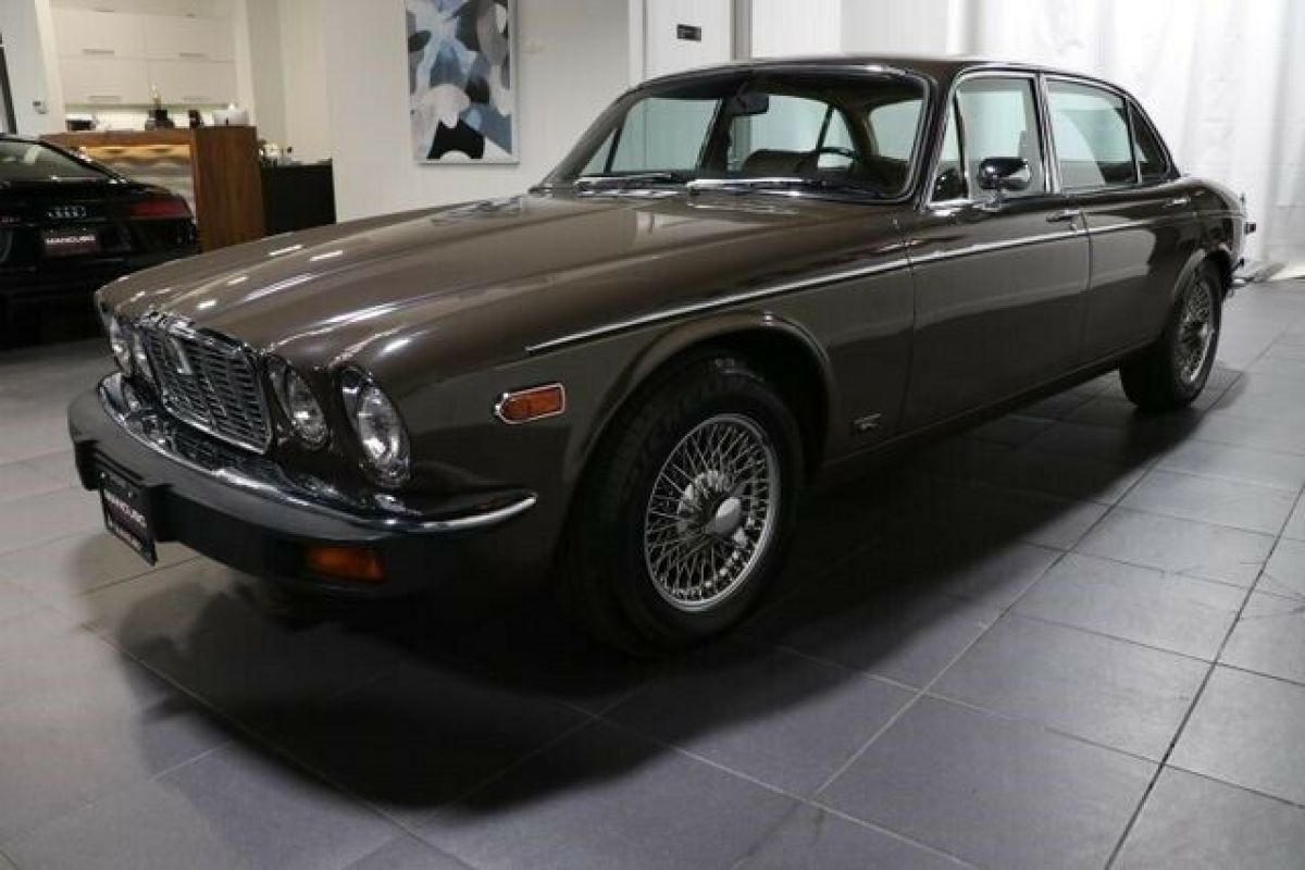1976 Jaguar XJ12 Sedan, 4D - photo 5