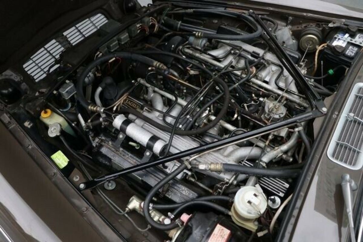1976 Jaguar XJ12 Sedan, 4D - photo 6