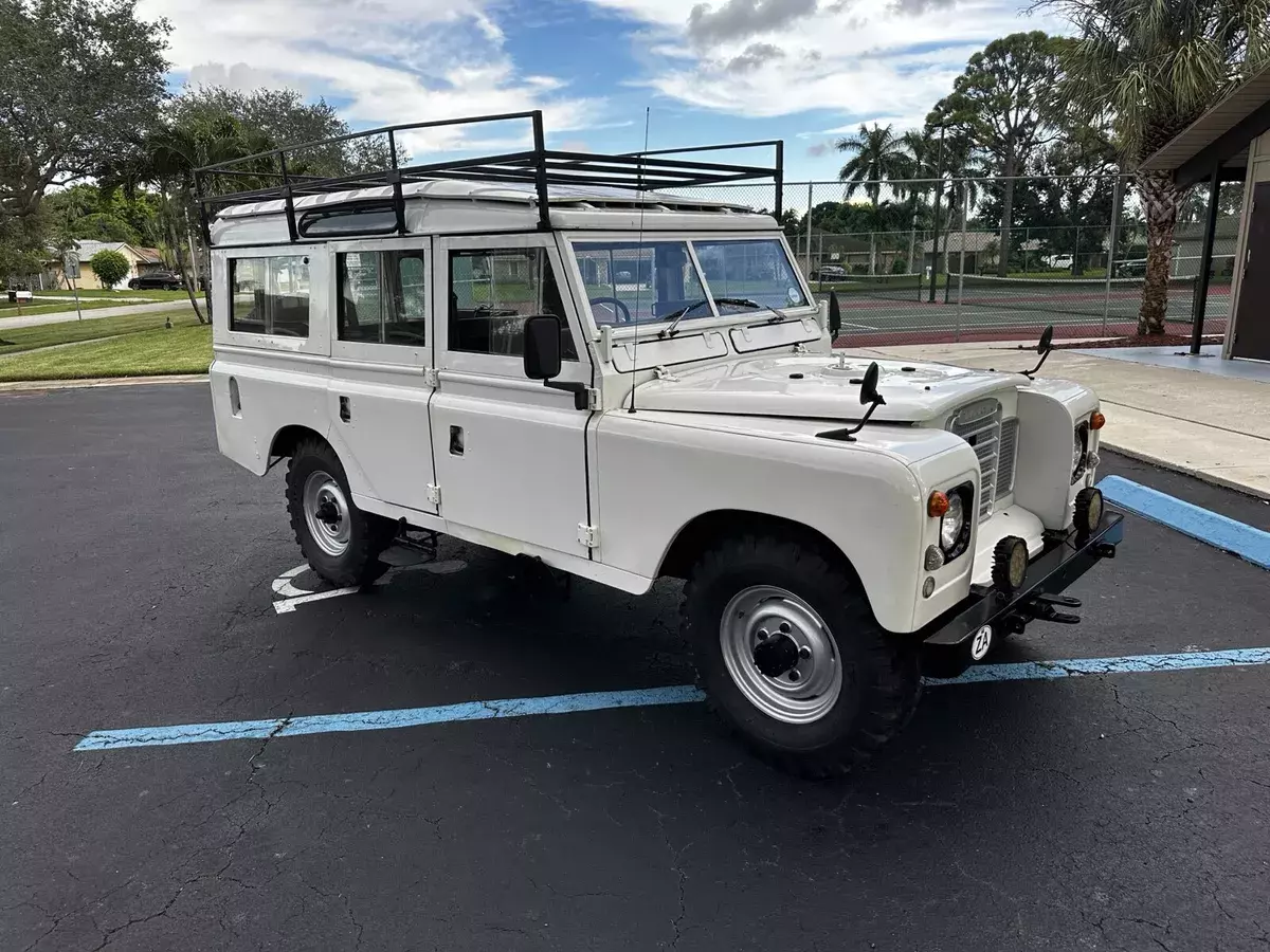 1976 Land Rover 109 Wagon White 1976 Land Rover 109