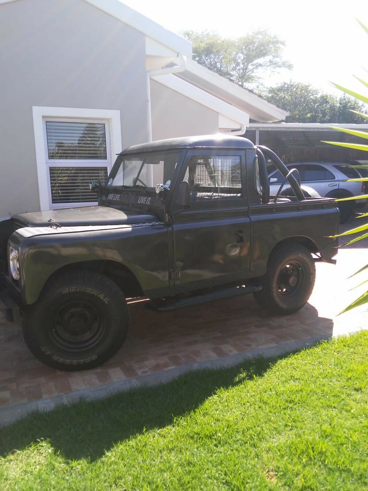 1976 LAND ROVER SERIES 3/RECENT FULL RESTORATION/LOTS OF ACCESSORIES/NO RESERVE 1976 Land Rover Defender