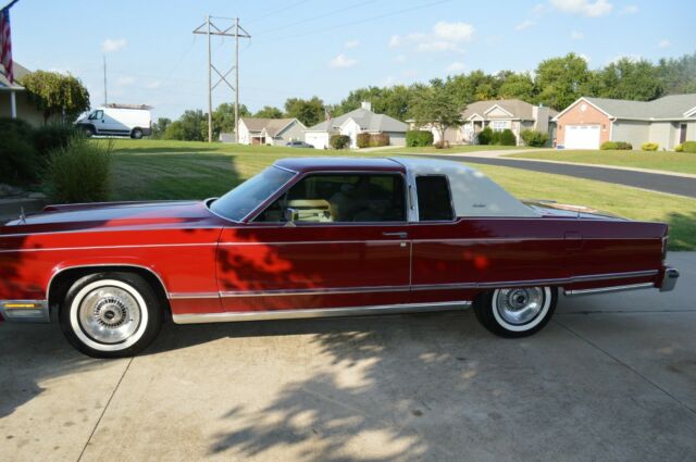 1976 Lincoln Continental Town Coupe - photo 10