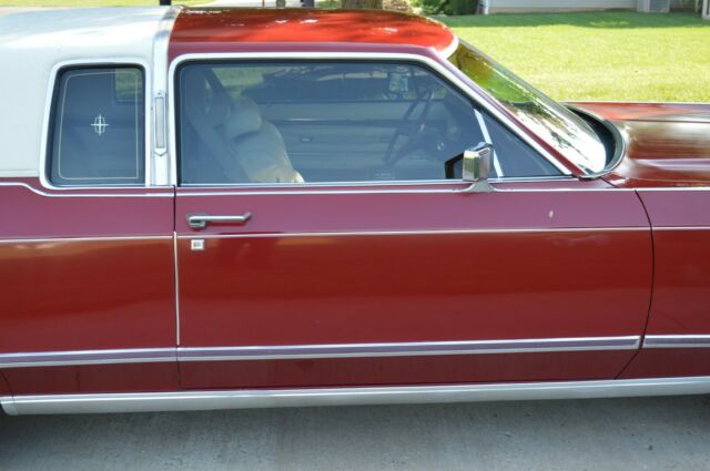 1976 Lincoln Continental Town Coupe - photo 3