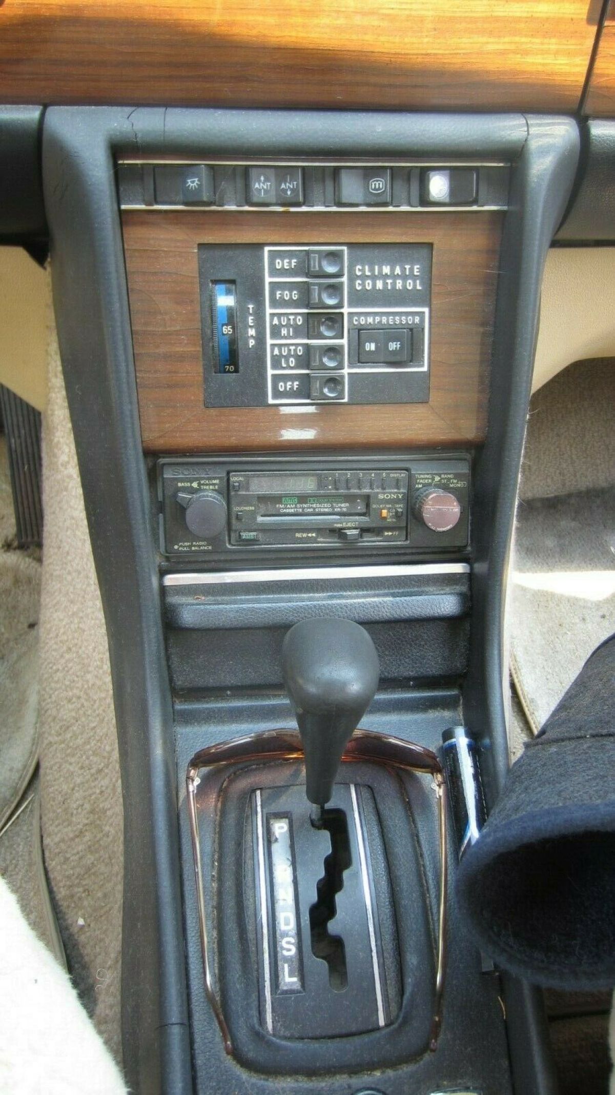 1976 Mercedes-Benz 200-Series - photo 9