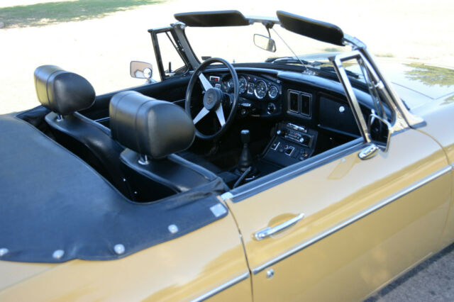 1976 MG MGB Roadster - photo 4