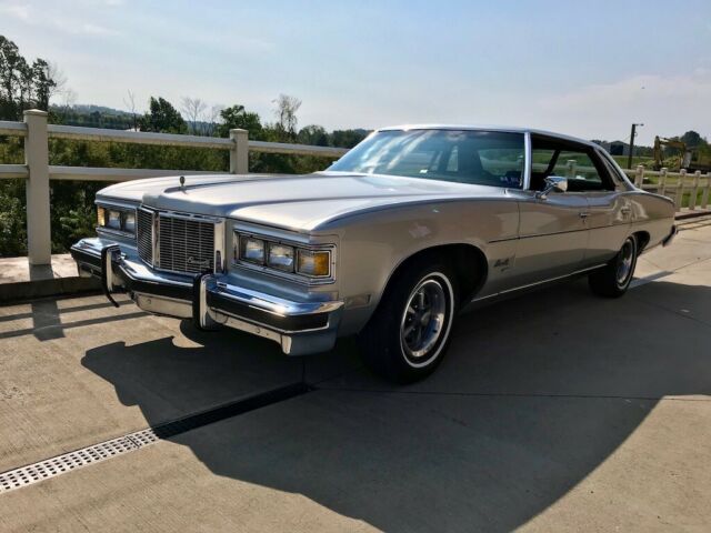 1976 Pontiac Bonneville 4 Door Hardtop - photo 3