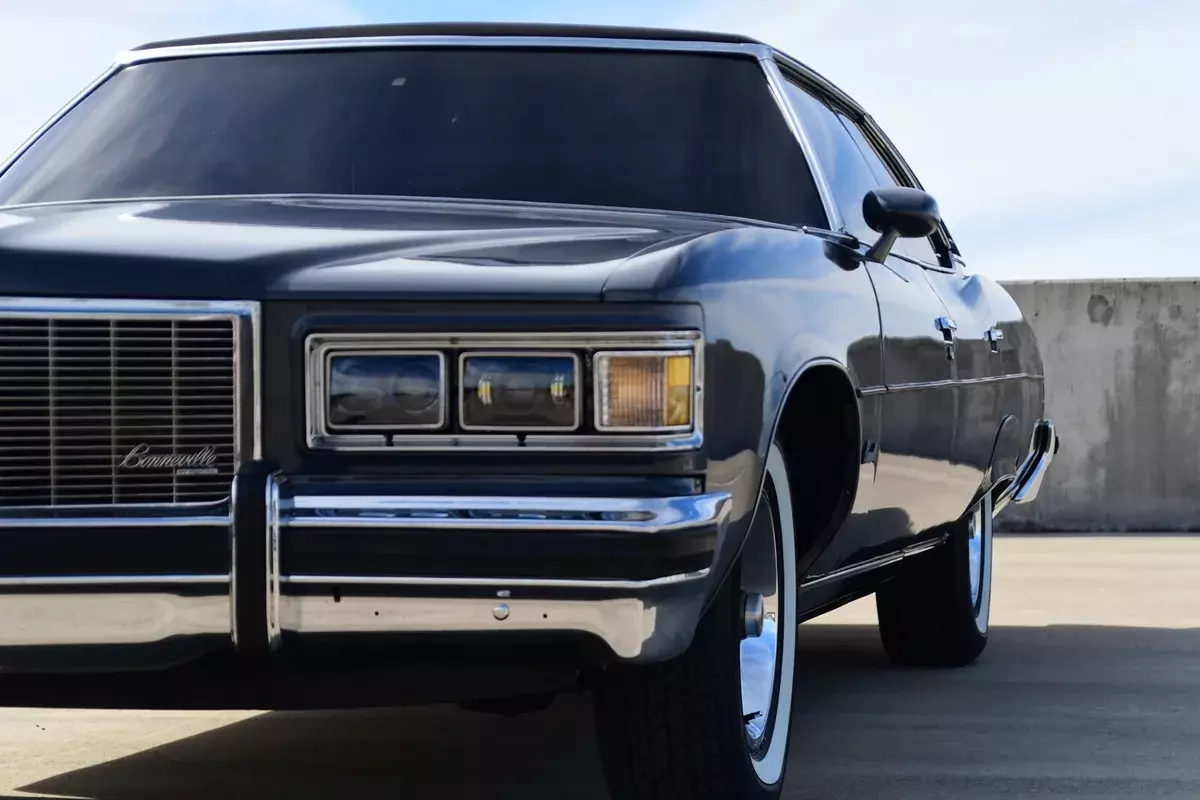 1976 Pontiac Bonneville Grey RWD Automatic 1976 Pontiac Bonneville