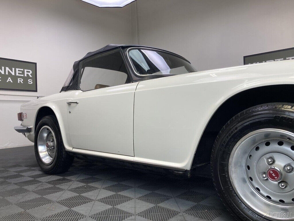 1976 Triumph TR-6 1976 TRIUMPH TR6 CONVERTIBLE. NEW WHITE WITH BEIGE TRIM - photo 7