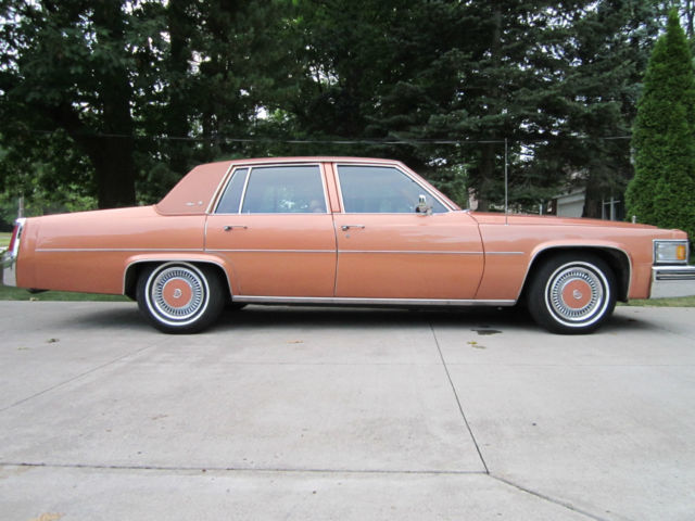 1977 Cadillac DeVille d'Elegance Sedan 4-Door 7.0L 1977 Cadillac DeVille