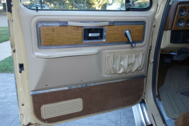 1977 Chevrolet Suburban Silverado - photo 11