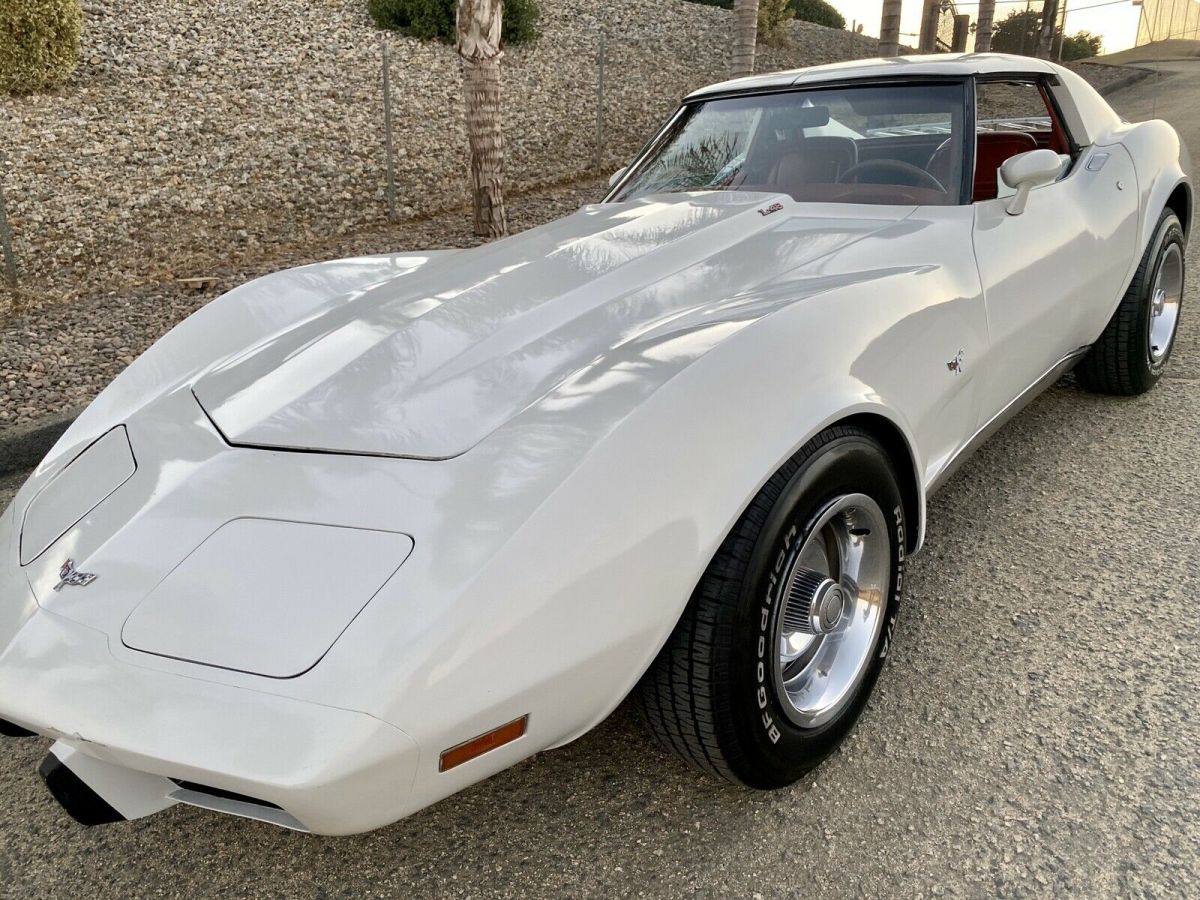 1977 Chevrolet Corvette Coupe White RWD Automatic Stingray 1977 Chevrolet Corvette Stingray