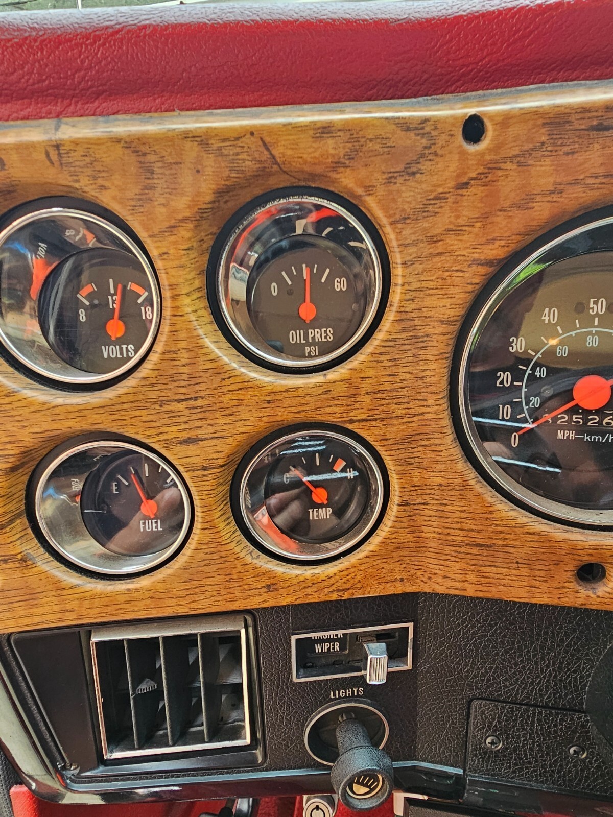 1977 Chevrolet Suburban - photo 10