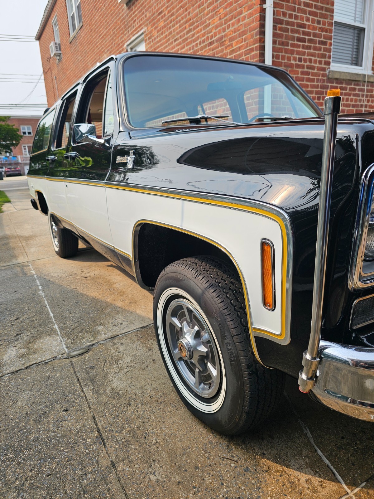 1977 Chevrolet Suburban - photo 2