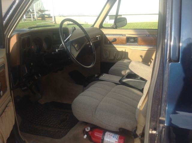 1977 Chevrolet Suburban - photo 13