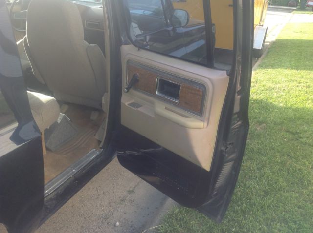 1977 Chevrolet Suburban - photo 8