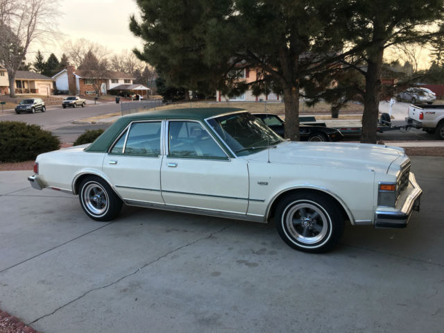 1977 Chrysler LeBaron LE - photo 3