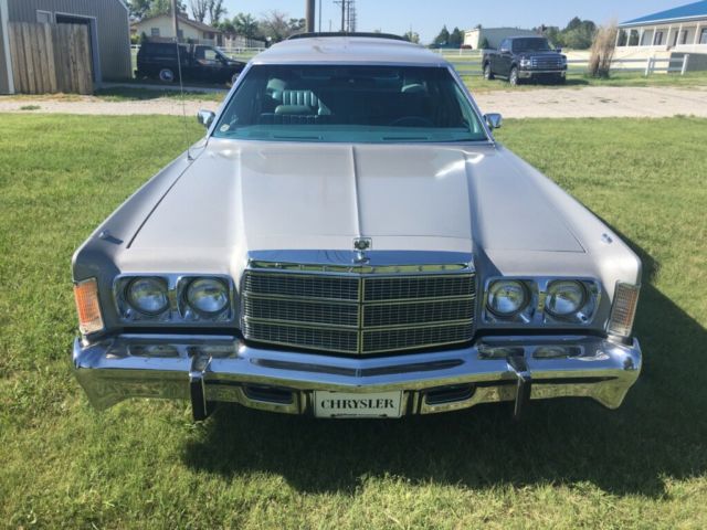 1977 Chrysler Town & Country - photo 2