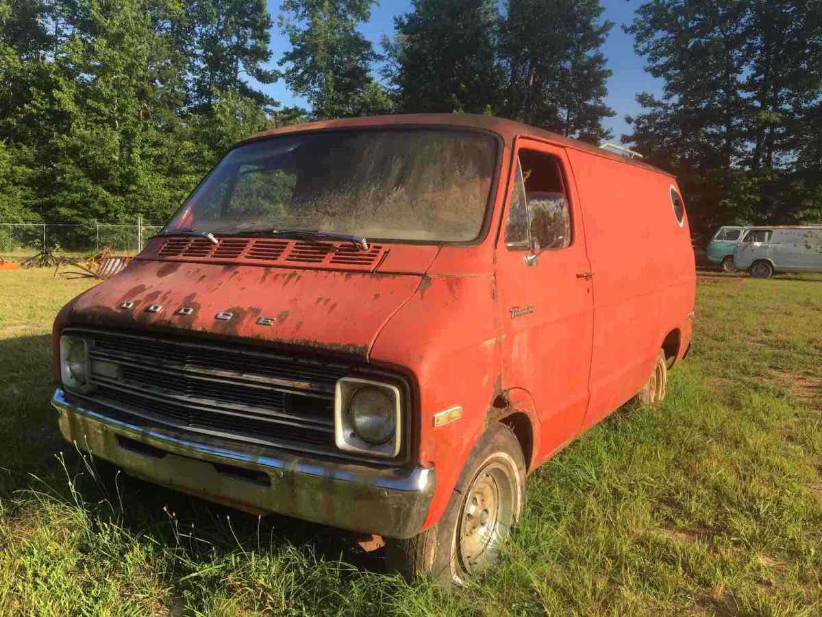 1977 Dodge Van Tradesman 100 - photo 2