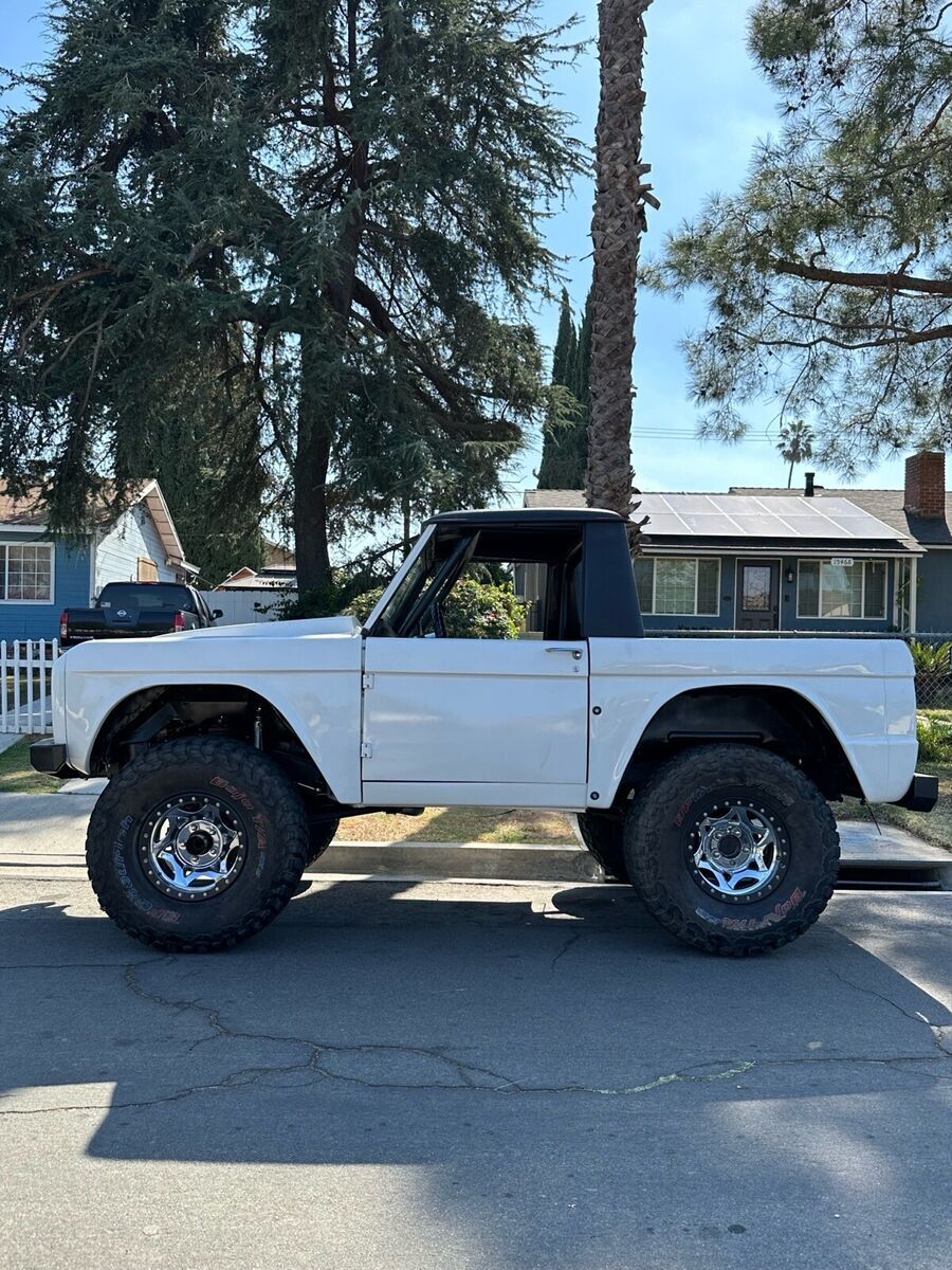 1977 Ford Bronco White 4WD Automatic black 1977 Ford Bronco black
