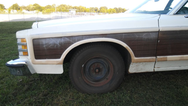 1977 Ford LTD Station Wagon 4 door, 5 including rear door - photo 9