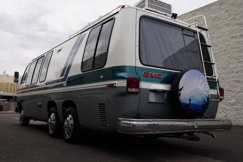 1977 GMC Eleganza Motorhome - photo 10